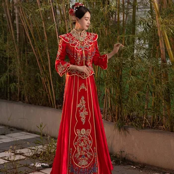 Изискан китайски традиционен сватбен костюм за двойки Чонсам с бродерии, мъниста и пискюли, елегантна сватбена рокля на булката китайски дрехи