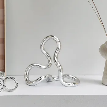 Модерен абстрактен сребърен украшение от връзките във веригата за домашна масата, вълнообразни фигурка, декор, изкуство