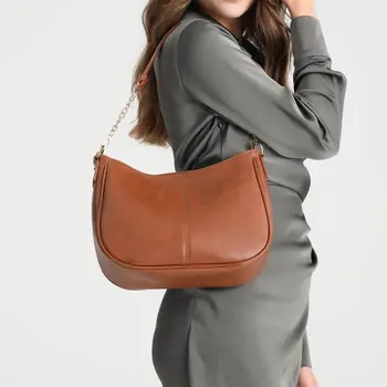 2023 Нова дамска чанта, проста и модерна чанта през рамо, европейски и американски тенденция, женствена чанта през рамо, чанта на едно рамо