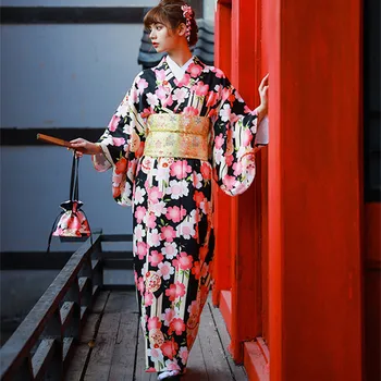 Жена традиционно кимоно в японски стил с класически флорални принтом, японски халат юката, дрехи за cosplay, рокля за фотография